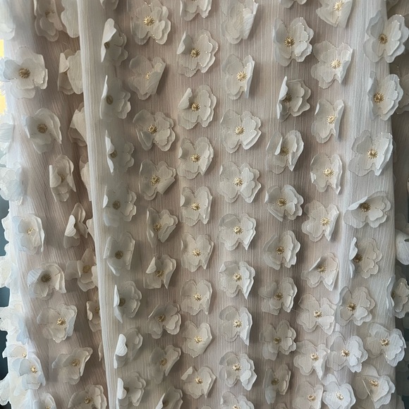 NWT Tricot Chic Flower Textured White/Cream/Gold Dress. Size 4 - Picture 2 of 5